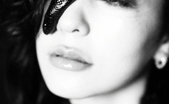 农村妇女卓玲给我喂奶